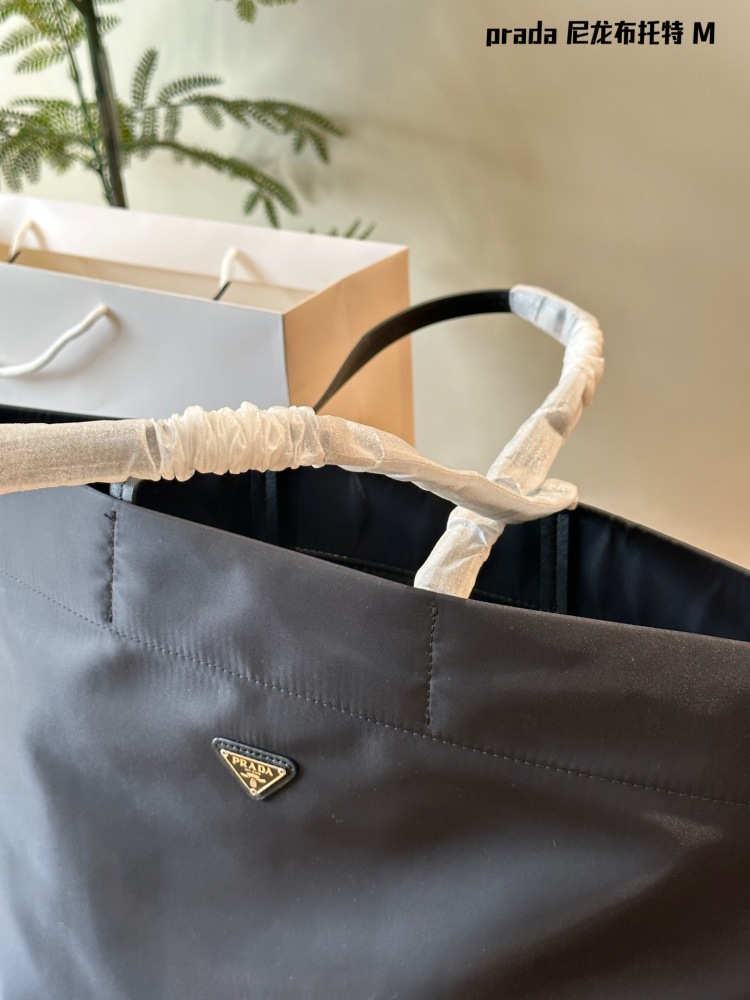 Prada。 P190 comes with a box
This medium-sized tote bag is made of innovative recycled nylon fabric, with a simple and stylish design. The bag is equipped with exquisite Saffiano leather handles, adorned with the iconic enamel coated triangular met...
