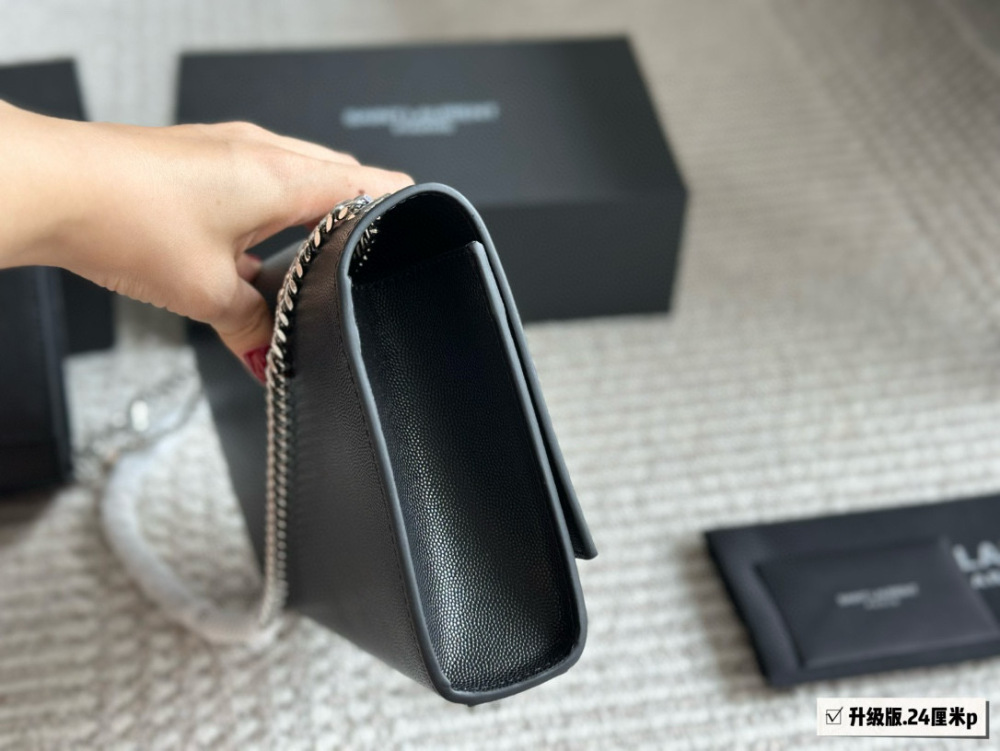 240 box cowhide
Size: 24 15cm (large)
YSL WoC envelope package
kate 
Caviar cowhide looks particularly good in texture! Durable and wear-resistant!
? Crossarm ? Underarm