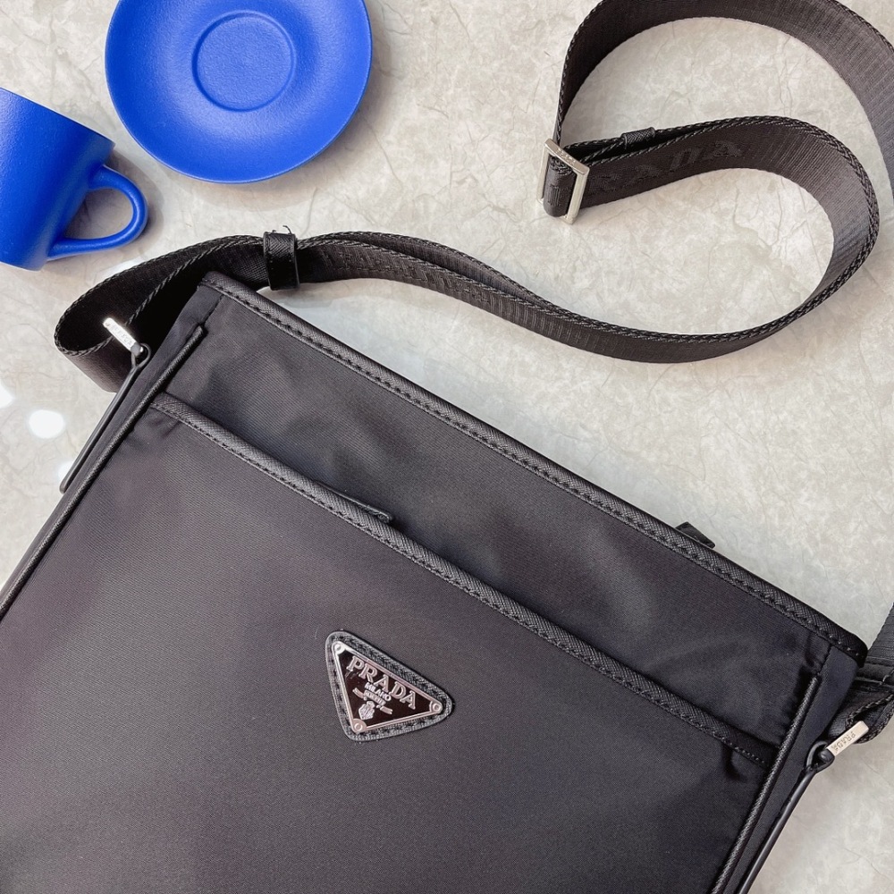 Prada PRADA's latest horizontal shoulder crossbody bag is now available for shipment. It is a high-end luxury original board made of imported waterproof fabric with a cross patterned top layer cowhide. The luxury triangle mark hardware features a cle...