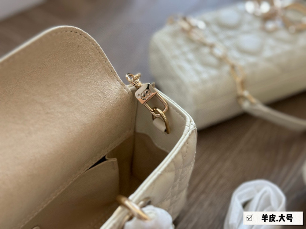 、
Dior lady's new long sheepskin full set packaging
Dior's all-new D-joy is making a strong comeback, with the rhythm of a big hit. The bag comes with two shoulder straps and multiple back styles, making the upper body both beautiful and stylish. T...