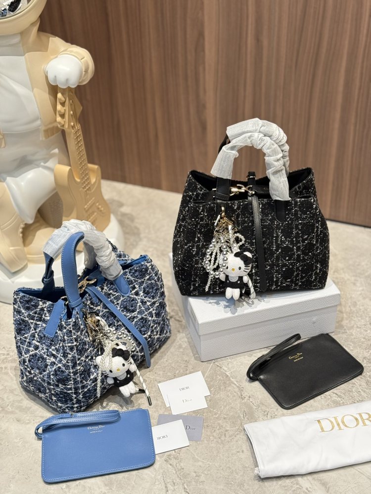 P350 pendant ? twenty
Come and control the retro style quickly
Handbag made of coarse woolen material
And DIOR's classic rattan plaid logo
30cm with box