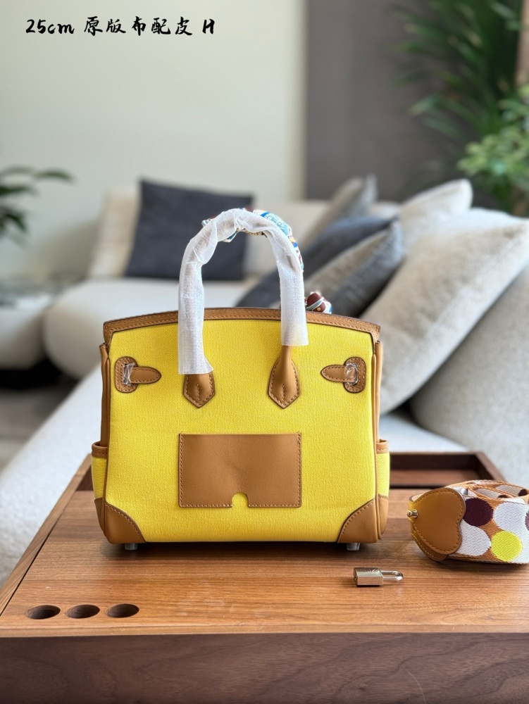 p395
Hermes cargo25 silver buckle canvas patchwork lemon yellow day
Hermes Birkin25 cargo25 silver buckle canvas patchwork lemon yellow
Today, as I approached the flower path, I felt like spring had arrived. I felt that the canvas bag was lightweight...
