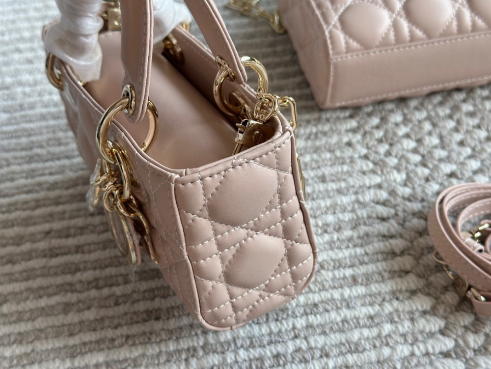 、
Dior lady's new long sheepskin powder full set packaging
Dior's all-new D-joy is making a strong comeback, with the rhythm of a big hit. The bag comes with two shoulder straps and multiple back styles, making the upper body both beautiful and sty...