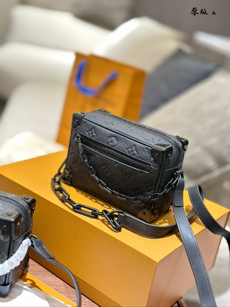 p265p285
LV Soft Box Package Black Warrior:
LV's soft box pack Black Warrior has a mysterious and cool temperament. The combination of black Monogram coated canvas and black leather showcases the brand's unique luxury charm. Its appearance is tough y...