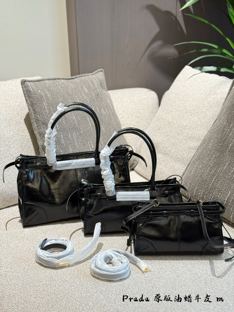 P300p320p340 comes with a box
When Prada's designers quietly ignite the design circle
This season's Prada has been planted by sweet potato bloggers with a soft lux, long handled tote, and oil wax leather women's bag.
At this point, Prada discovered a...