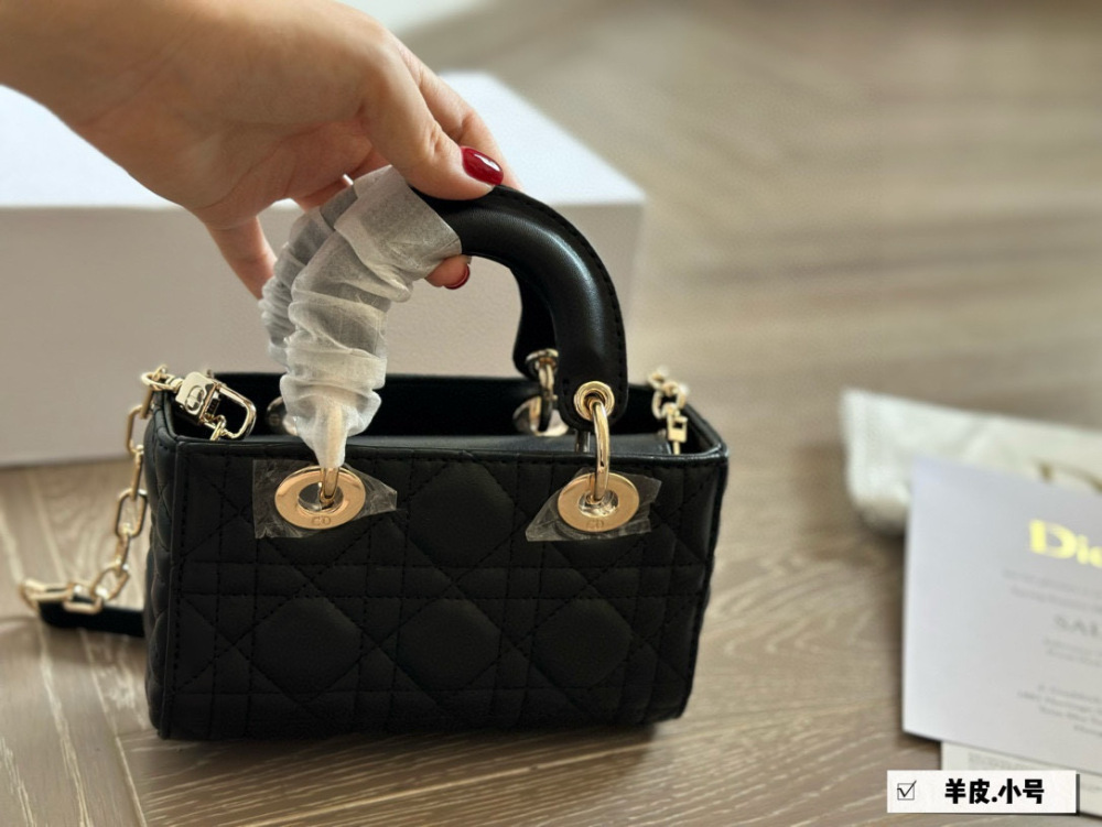 Dior lady's new long sheepskin full set packaging
Dior's all-new D-joy is making a strong comeback, with the rhythm of a big hit. The bag comes with two shoulder straps and multiple back styles, making the upper body both beautiful and stylish. The c...