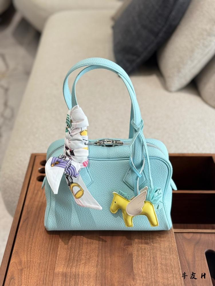 p400
Hermes Victoria 25cm
Tote capacity is too directional, practicality is the king. Reflections on using bags at 30
It still needs to be a tote bag with a strong sense of use
Whether it's a mother or a white-collar worker, Bai
The usage rate of lar...