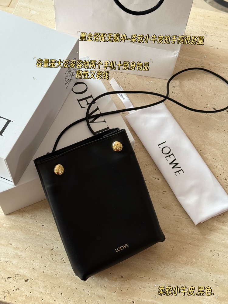 235 box cowhide
size：17*21cm
Loewe's new pebble pouch
Exquisite and compact
Zundu is very beautiful and soft
The material of calf leather feels very comfortable to the touch