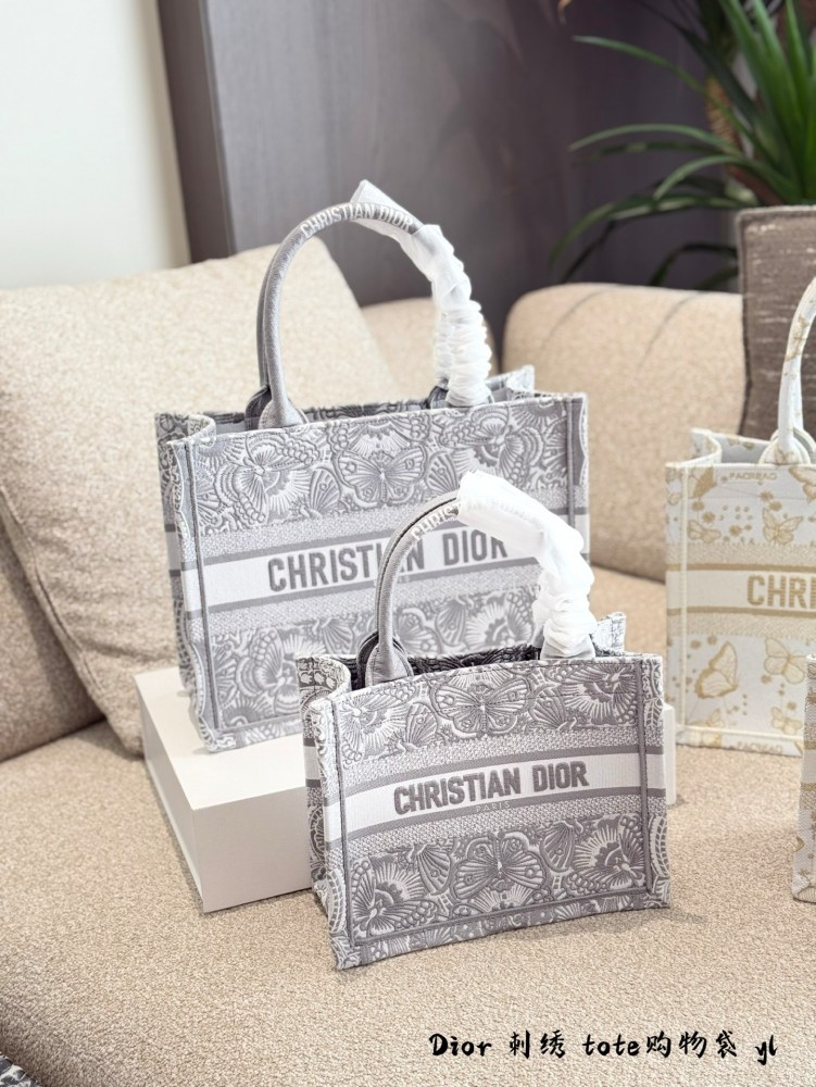 p265p290
DIOR/Dior Limited Edition BookTote
DIOR/Dior Limited Edition BookTote D-Lace Butterfly Macrame Embroidered Tote Bag
Specially simple and elegant design, super versatile for daily commuting~
Size: 25cm 36cm