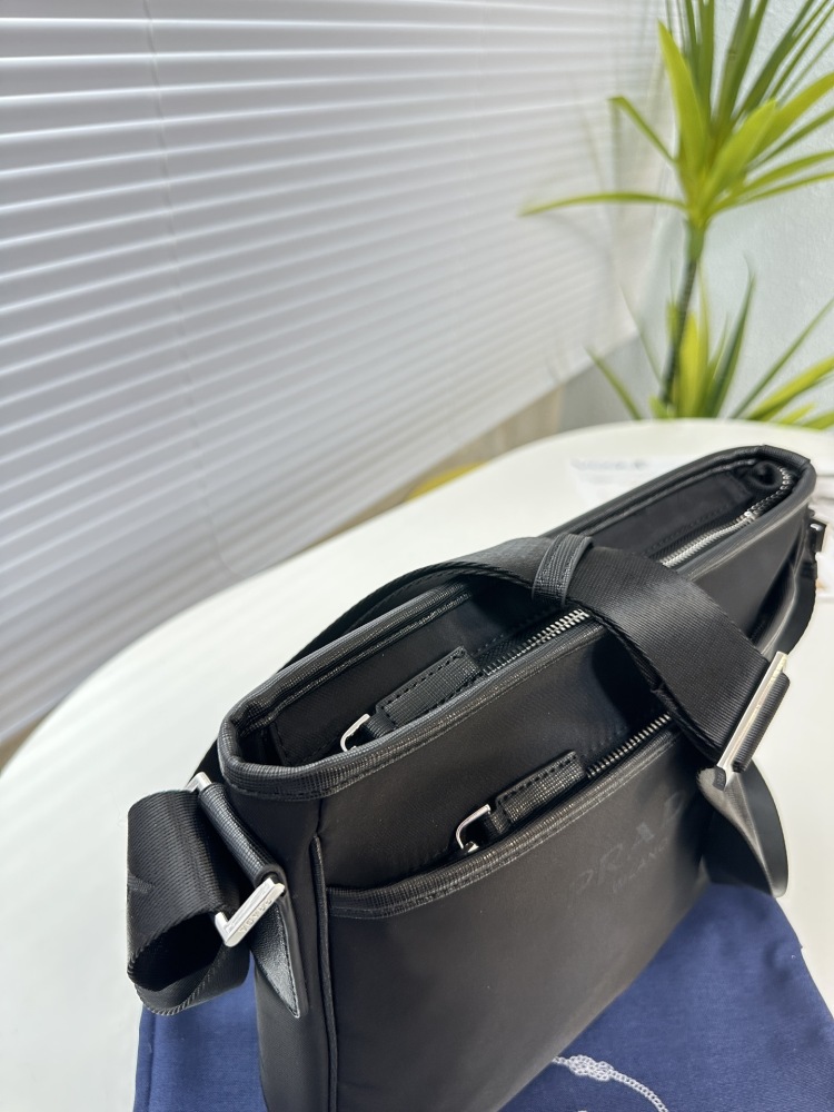 The upgraded version of Prada PRADA's latest single shoulder crossbody bag has been shipped. It is a high-end luxury original board imported waterproof fabric with cross patterned cowhide, luxurious triangular mark hardware, clear logo, and quality t...