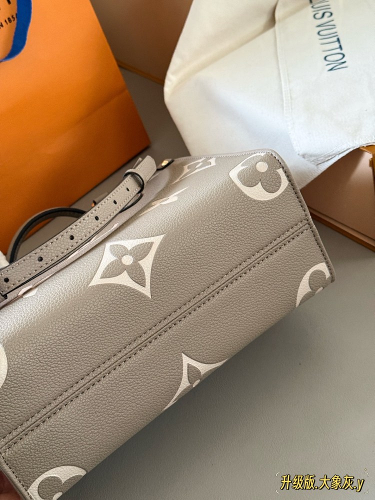 235 box
Mother's Day Gift
Size: 25 * 20cm (small)
Excellent quality, understand the goods ??
It's really too advanced!
Warm, gentle, and creamy Iv on the go tote bag
Elephant Grey has a gentle and elegant temperament!
Search Lv on the go shopping bag