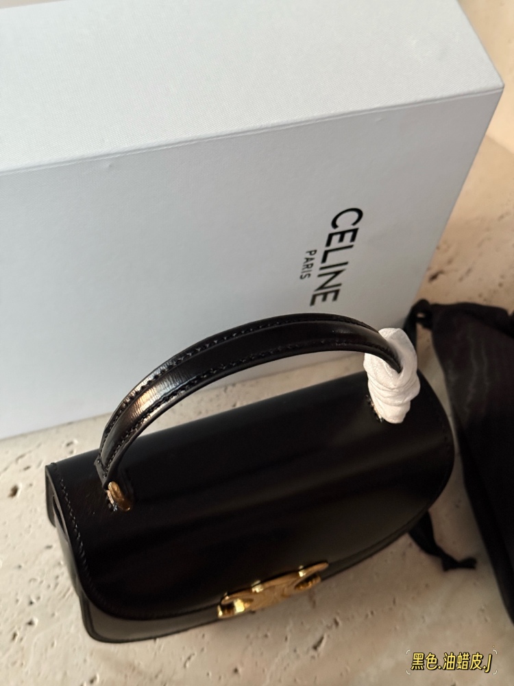 250 box cowhide
size：16*12.5cm
Celine's latest Arc de Triomphe handbag is here!
Between the medium-sized bag and the mini bag
One size
Both practical and cute enough!
I can't put down my phone