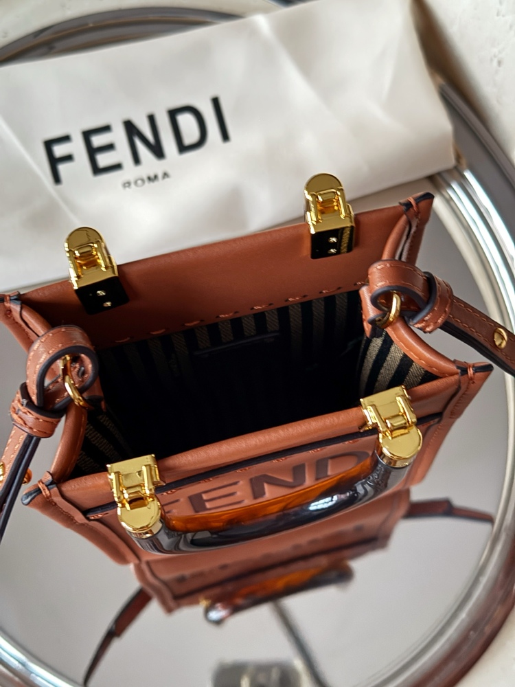 225 boxes
size：13*18cm
Exquisite small bag
FENDI Super Hot F Home
sunshine mini tote~
A small and exquisite bag
Classic retro style, fashionable and durable!
