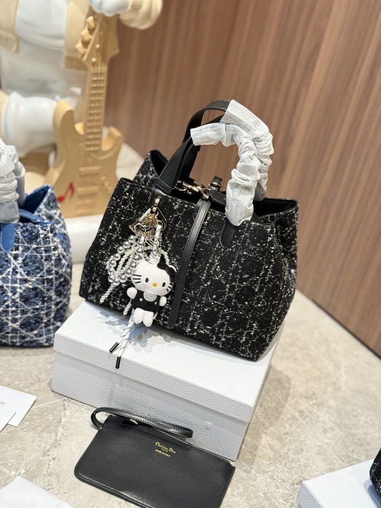 P350 pendant ? twenty
Come and control the retro style quickly
Handbag made of coarse woolen material
And DIOR's classic rattan plaid logo
30cm with box