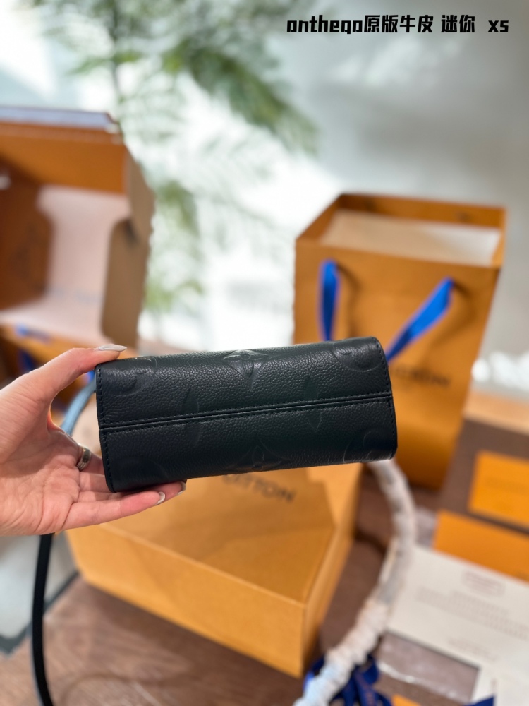 p365
Original cowhide, new mini model
Iv on the go tote can also be sweet and cool
The all-new LV on the go mini tote is high-end and can be slung diagonally. It measures 20 × 19 * 11.5cm and comes with a complete set of new airplane box packaging