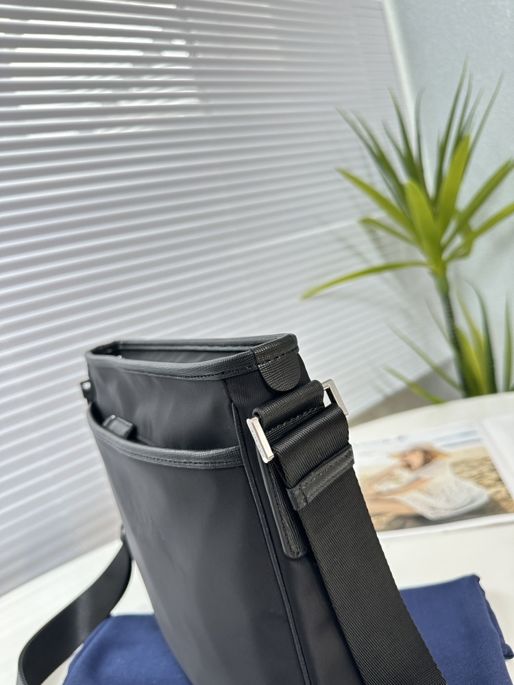 The upgraded version of Prada PRADA's latest single shoulder crossbody bag has been shipped. It is a high-end luxury original board imported waterproof fabric with cross patterned cowhide, luxurious triangular mark hardware, clear logo, and quality t...