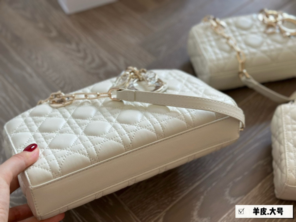 、
Dior lady's new long sheepskin full set packaging
Dior's all-new D-joy is making a strong comeback, with the rhythm of a big hit. The bag comes with two shoulder straps and multiple back styles, making the upper body both beautiful and stylish. T...