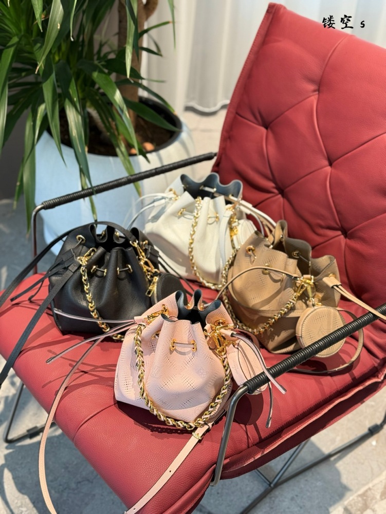 p270
The LV bucket bag series uses embossed perforated cowhide leather for this Bella handbag, which shines with metallic luster in a lightweight texture. The drawstring is used to fold up the water bucket, and the chain and leather woven handle are ...