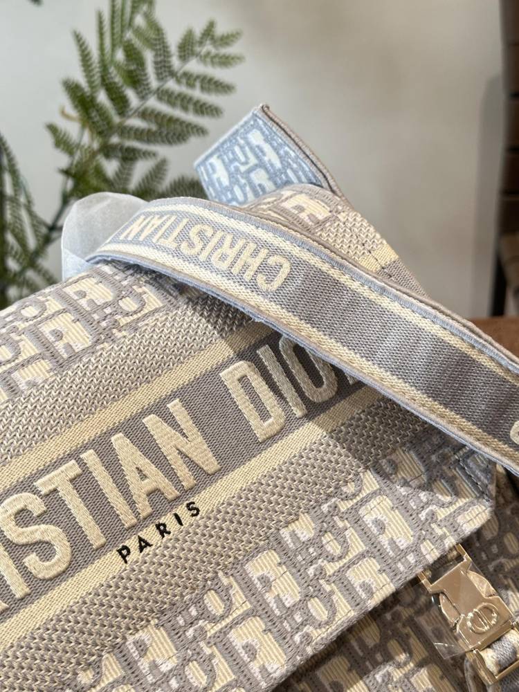 P335 Large
Dior camp mailman bag, casual and exquisite, super tempting ▼
This year's new models are really beautiful
Breaking the traditional definition of "elegance and femininity", it talks about the elegance and beauty of health and vitality
Dio...