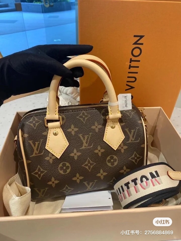 The soul of LV's new milk tea Speedy 20, M46222 bag is that strap!
Super beautiful milk tea color!  !
Versatile and gentle color scheme
Can be carried by hand/shoulder back/side back
The capacity of Speedy20 is self-evident!