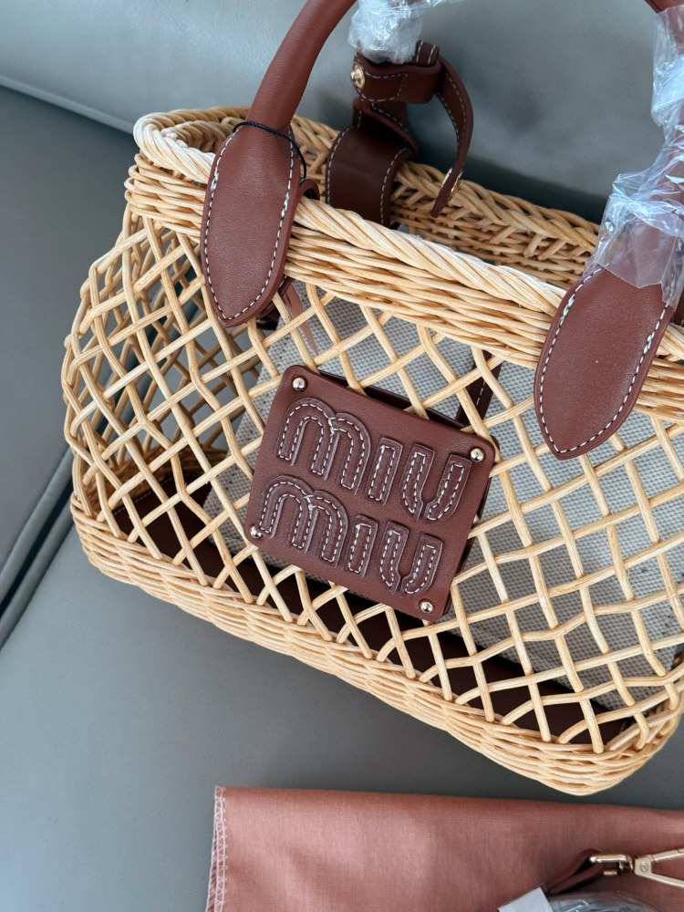 250 boxes
size：24*18cm
Miumiu Summer Limited Edition|
New woven vegetable basket
A chaotic hobo bamboo woven bag with a raging fire
The cute cowhide iconic logo becomes a highlight, it's so beautiful