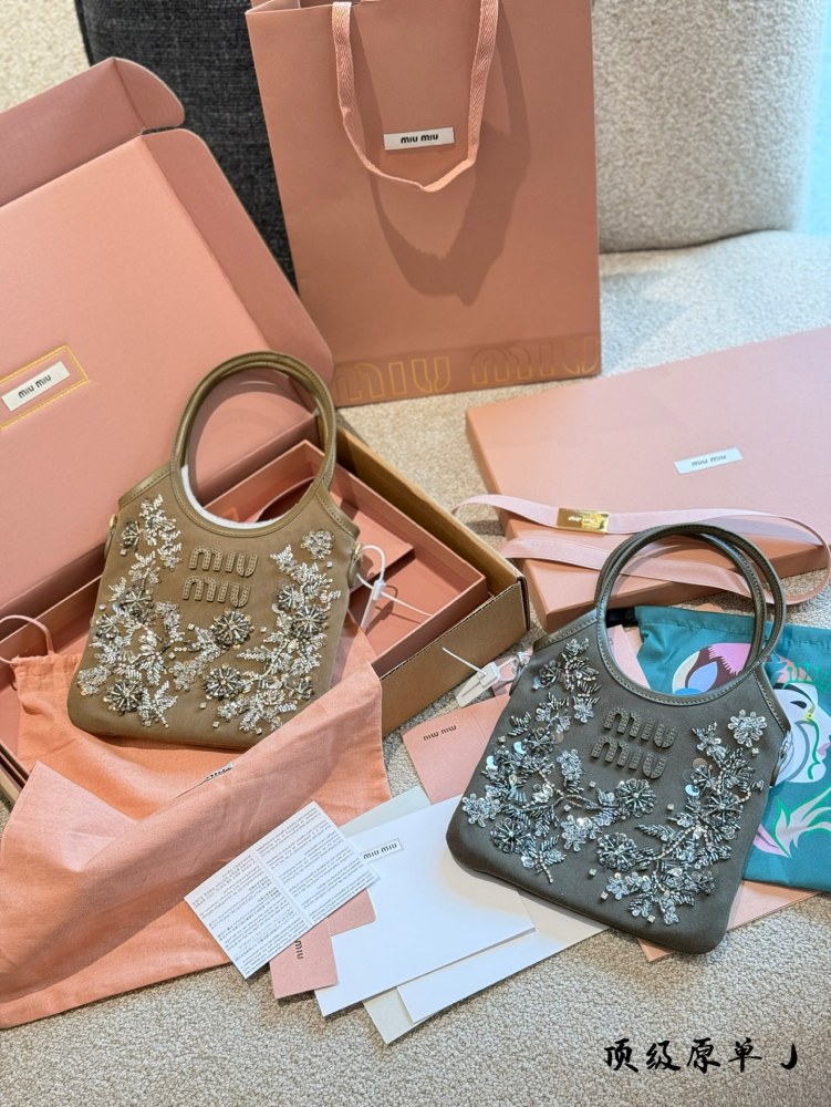p420
Miu Miu canvas ivy, no one can resist its beauty
Miumiu Handmade Bead Series
The actual product is too dazzling. 15 × 20 pictures, complete packaging