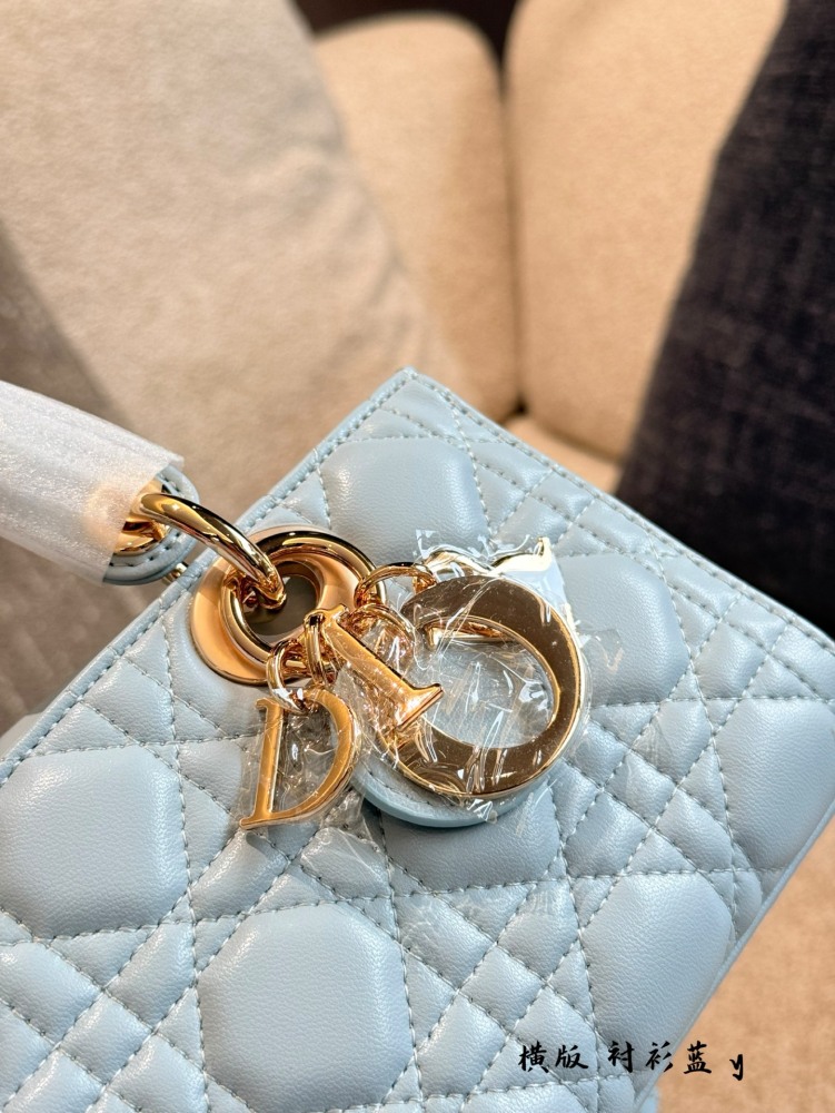 p255p260
Dior blues, breathtakingly beautiful!
This handbag highlights the minimalist aesthetic of the Lady Dior collection, embodying Dior's profound insight into elegance and beauty. The fashionable and elegant design is timeless, carefully crafted...