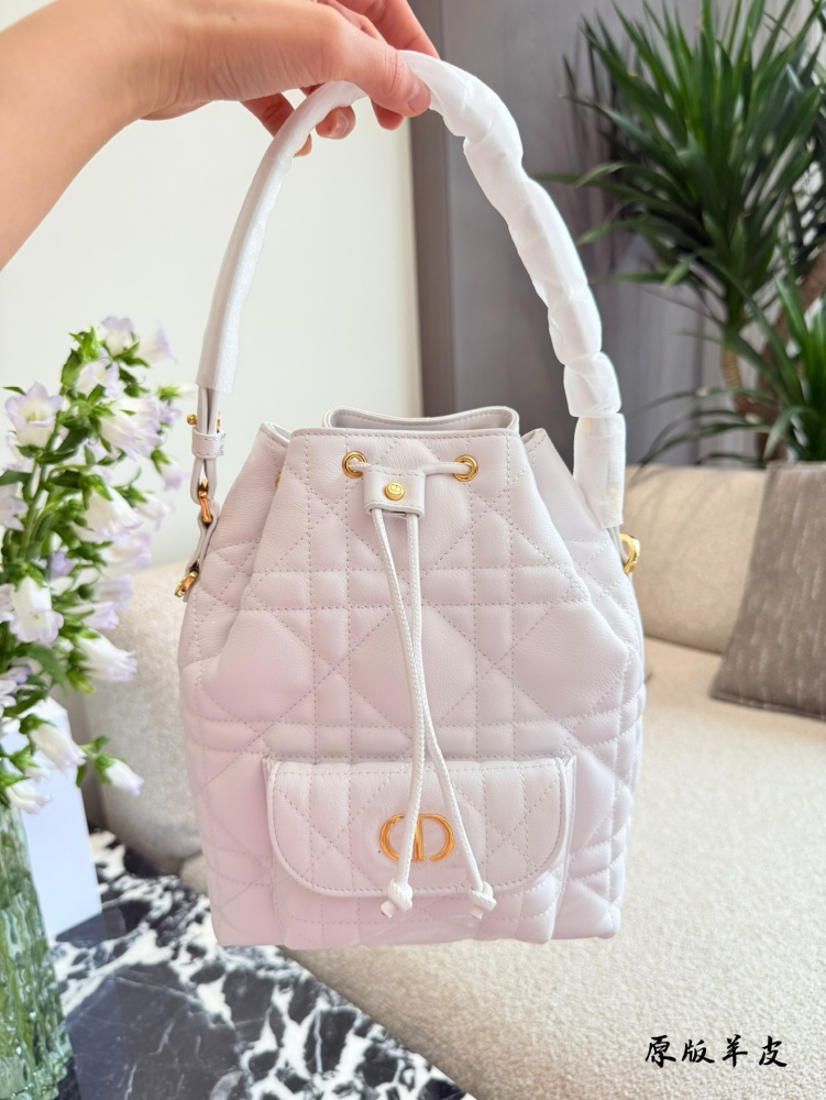 p310p330
The DIORCARO leather goods collection is named after the nickname "CARO" of Mr. Dior's sister, Caterina Dior
Crafted with carefully crafted materials such as sheepskin leather, adorned with oversized wicker patterned stitching and spacious d...