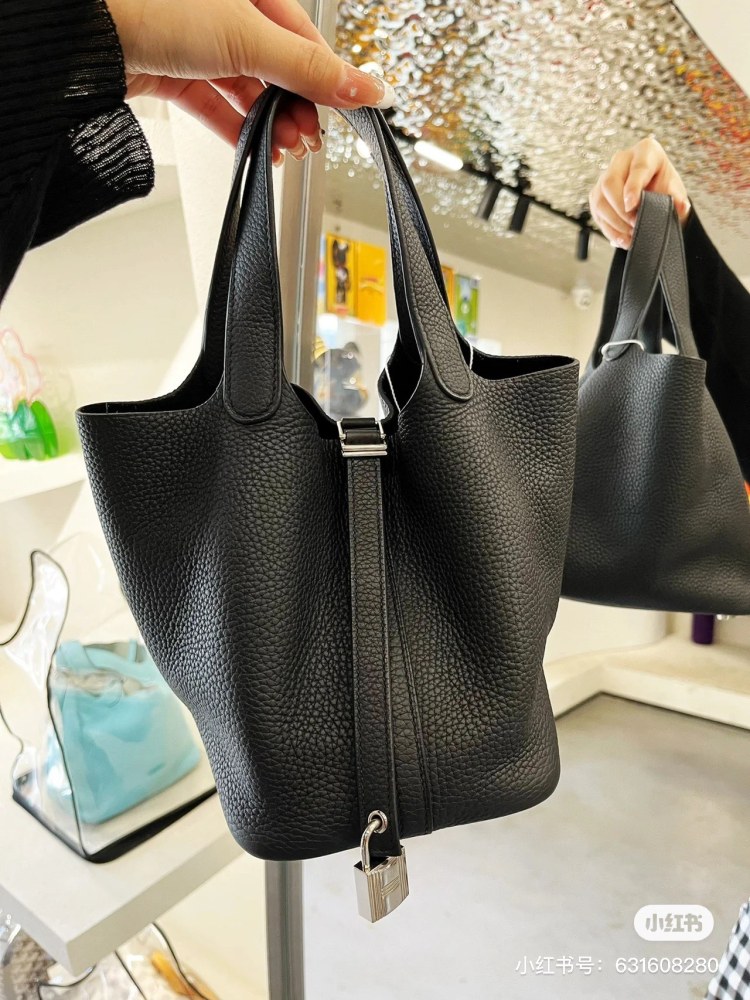 Hermes entry-level bag | Basket of vegetables black silver picotin 18 Hermes classic entry-level model, black silver. Reaching new heights
Super versatile classic black, never outdated country
It matches well with sweaters and coats in autumn and win...