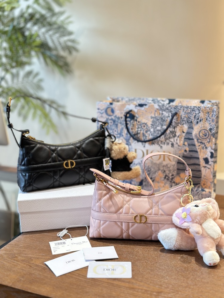 P280 pendant ? twenty
Dior's new underarm bag hobo
Xiaolin personally loves armpit bags, and Dior has released a new one. The half moon shaped one looks great and has a great capacity. Not only does it have a phone, but I also carry a small makeup ...