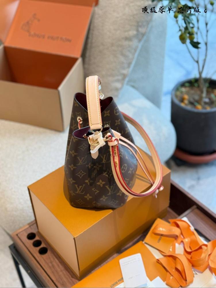 p340
Lv One Second Get Fairy Sister Same Version V
LV speedy nano t+from a fashion perspective As mentioned above, it meets everyone's aesthetic preferences, being lightweight, durable, and super capable of carrying a minimalist body that is suitable...