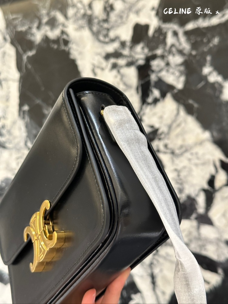 Original cowhide
Celine Triumphal Arch Tofu Bun
The meaning of 'Chong' is also to collect fragrance
The armpit bag of the Arc de Triomphe has a much larger capacity than imagined
Daily back is completely enough
Black is never wrong - it can be worn a...