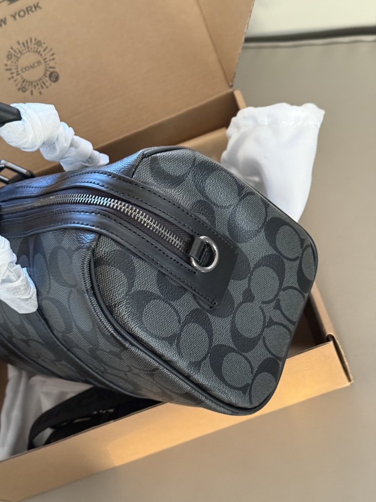 265 box
size：28*17cm
COACH | Falling in Love with a Male Boston | Venture Premium Grey
What are you still worried about getting for 520?
Advanced graphite gray exudes a sense of sophistication
C's classic, fashionable and atmospheric pillow bag
A v...