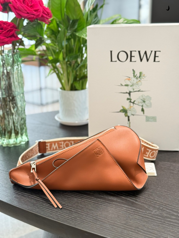 p339
LOEWE new men's shoulder bag Anton Sling
LOEWE Anton sling shoulder bag
The unique triangular bamboo shoot bag shape makes the needle look better on the chest and back than on the body and back. The outer layer is handmade from French grain calf...