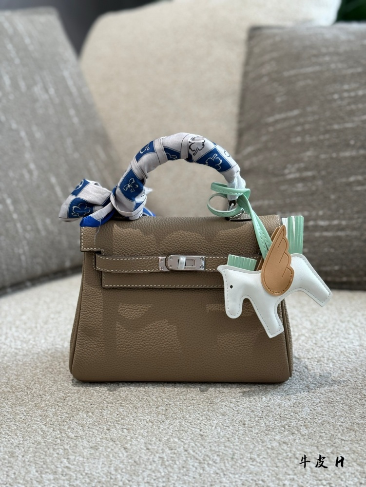 Cowhide P330
High quality texture, versatile upper body, super stylish!!
Hermes MiniKelly II,
Suitable size for all age groups, playful and cute to carry~20cm