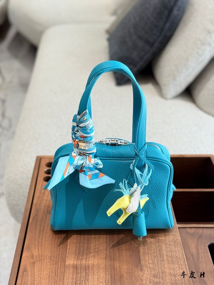 p400
Hermes Victoria 25cm
Tote capacity is too directional, practicality is the king. Reflections on using bags at 30
It still needs to be a tote bag with a strong sense of use
Whether it's a mother or a white-collar worker, Bai
The usage rate of lar...