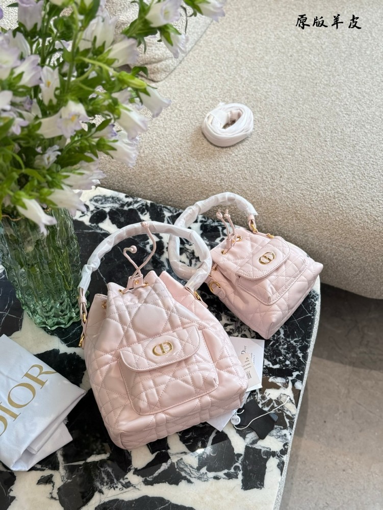 p310p330
The DIORCARO leather goods collection is named after the nickname "CARO" of Mr. Dior's sister, Caterina Dior
Crafted with carefully crafted materials such as sheepskin leather, adorned with oversized wicker patterned stitching and spacious d...