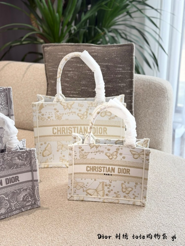 p265p290
DIOR/Dior Limited Edition BookTote
DIOR/Dior Limited Edition BookTote D-Lace Butterfly Macrame Embroidered Tote Bag
Specially simple and elegant design, super versatile for daily commuting~
Size: 25cm 36cm