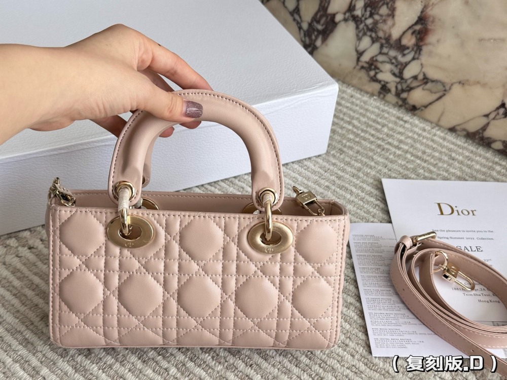 p255 
Dior lady's new long sheepskin powder full set packaging
Dior's all-new D-joy is making a strong comeback, with the rhythm of a big hit. The bag comes with two shoulder straps, multiple back styles, and a beautiful and stylish upper body. The c...