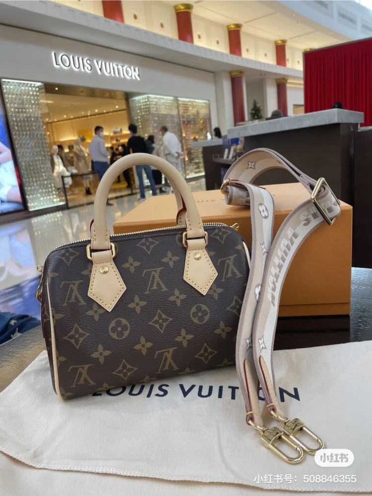 The soul of LV's new milk tea Speedy 20, M46222 bag is that strap!
Super beautiful milk tea color!  !
Versatile and gentle color scheme
Can be carried by hand/shoulder back/side back
The capacity of Speedy20 is self-evident!
