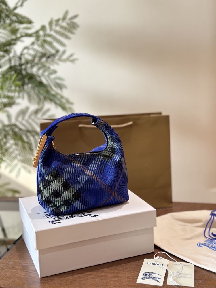 p270
Burberry's latest bag, PEG series handbag+
National Soft Stand up Bag, knitted in Italy,
Decorate Burberry plaid. Lightweight texture, adopting an unlined design; The hem style buckle is engraved with the Burberry logo, making it easy to secure ...