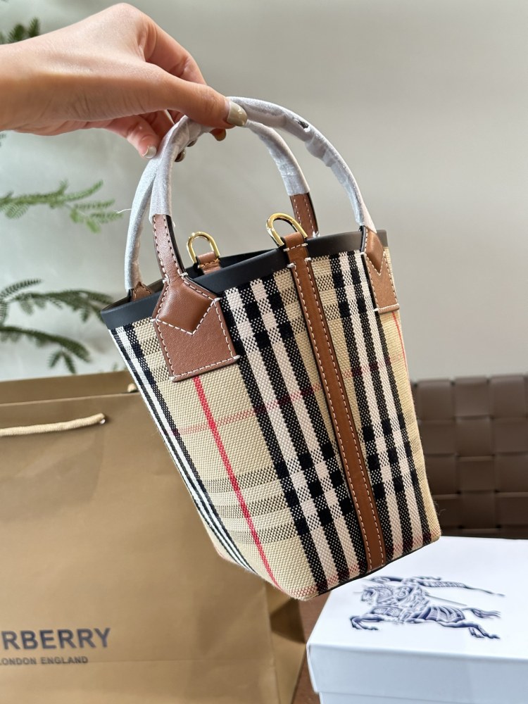 p205
At first glance, it looks like a delicate and tasteful Burberry girl II # Burberry # Burberry
Bbr Mini London Tote Bag, exquisite tote bag, made of cotton canvas fabric, decorated with Burberr * plaid. Paired with adjustable shoulder straps, it ...