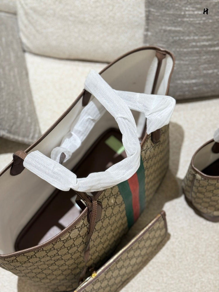 p225p235
Gucci has released a cute little one again! shopping bag
This tote basket is so beautiful! High cost-effectiveness, can fit anything, even long shoulder straps can be worn under the armpit! Versatile, don't worry about him going to Ole, no m...