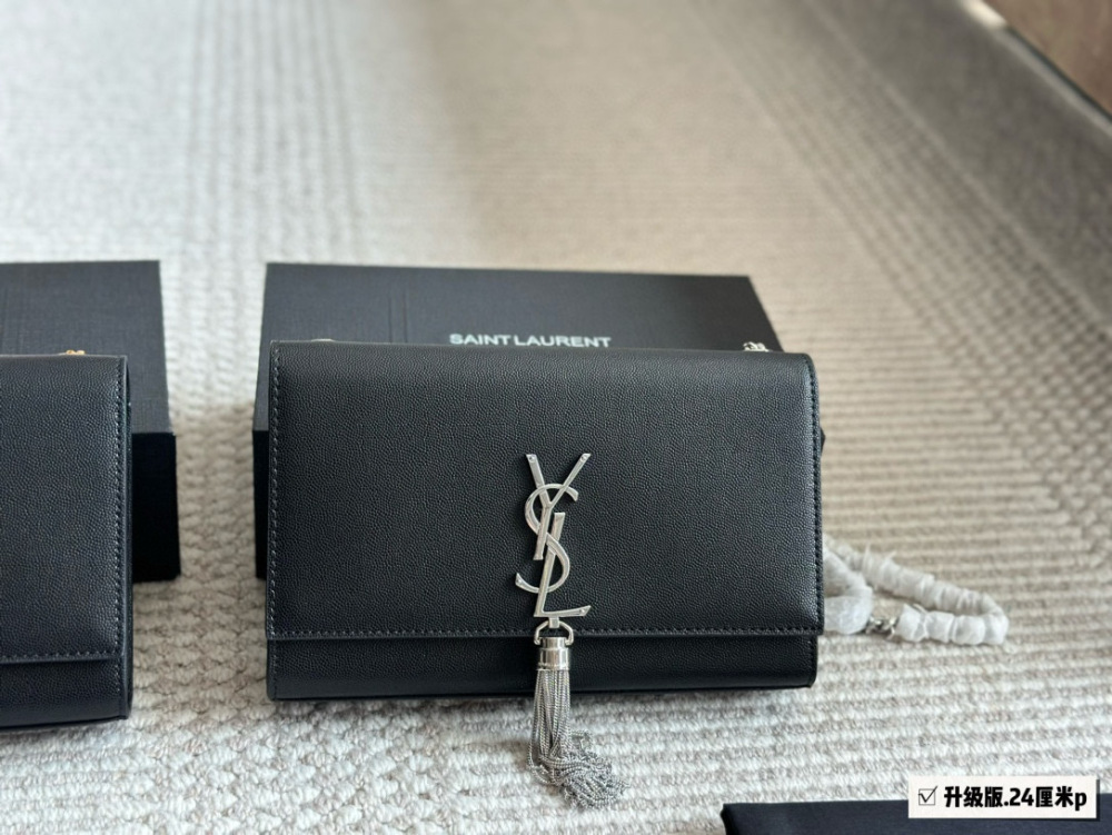 240 box cowhide
Size: 24 15cm (large)
YSL WoC envelope package
kate 
Caviar cowhide looks particularly good in texture! Durable and wear-resistant!
? Crossarm ? Underarm