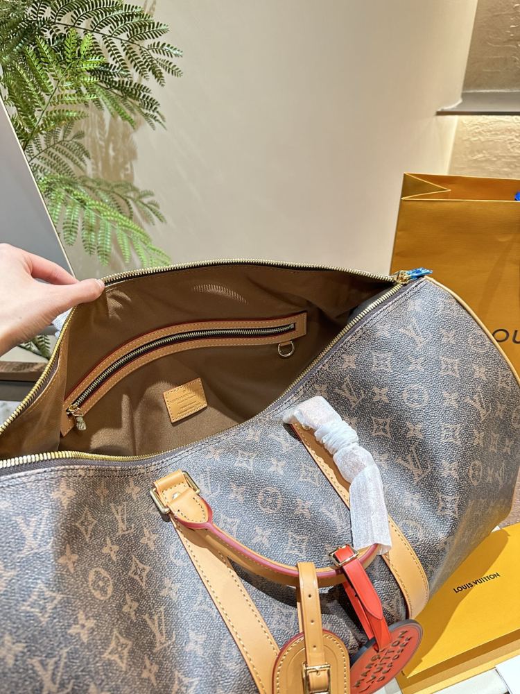LV new travel p325
Favorite bag for going out # Bag not heavy 50 travel bag with coated canvas | Made of Japanese cowhide leather and metal parts, decorated with tassel leather and exquisite details.
Size: 50x 29x 23cm # Travel bag#