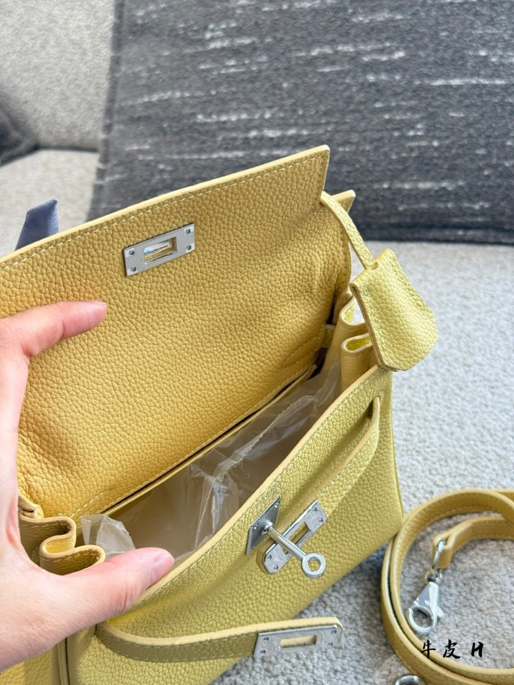 Cowhide P330
High quality texture, versatile upper body, super stylish!!
Hermes MiniKelly II,
Suitable size for all age groups, playful and cute to carry~20cm