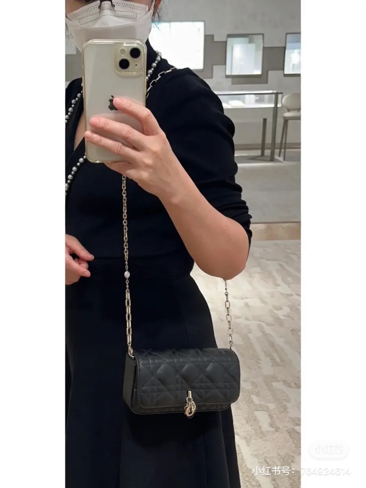 Lady Dior phone case
The small chain is very beautiful and can be slung over one shoulder. It cannot be adjusted and can hold a phone, lipstick, napkins, car keys~# dior # dior2024