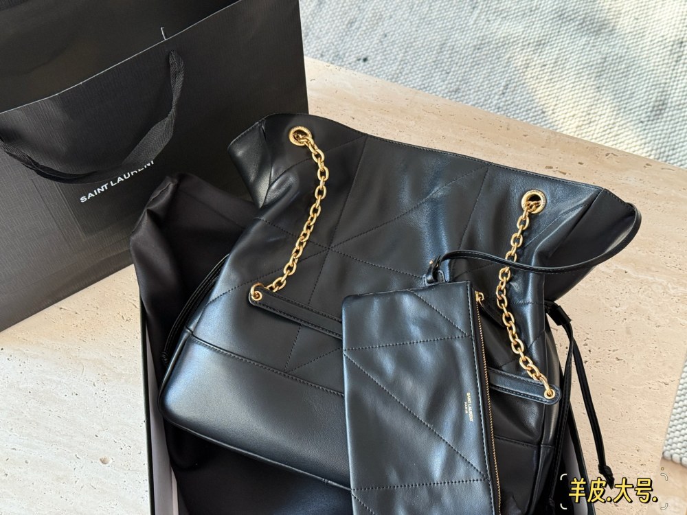 330 360 Boxless Sheepskin
Size: 27 * 29cm (small size)
35 * 35cm (large size)
YSL Yangshulin Shopping Bag
Too beautiful upper body, Jamie Large Pochon
The new model is so beautiful!
Back and body super fashionable! Can be on one shoulder or both shou...