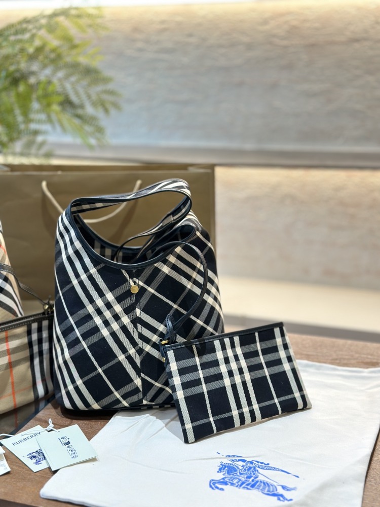 p250
Burberry's new model has finally been shipped! The classic diagonal pattern is so beautiful. B's latest soft and upright shoulder backpack is made of cotton twill fabric. Crafted in an Italian workshop, it is decorated with a special grid patter...