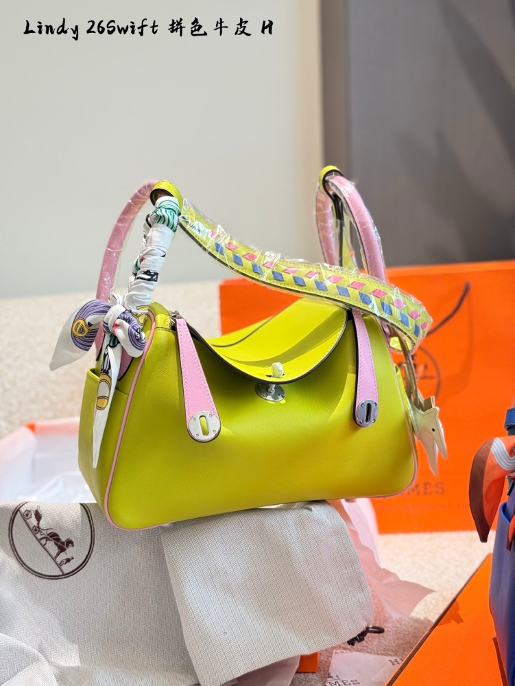 p430
Lindy has a lazy and casual nature. sisters who love blue really want to see this advanced, clean and healing color. 0% lindy26 with silver clasp is really healing. The whole blue bag has a feeling of blue sea legend, grand and dazzling~
Make th...